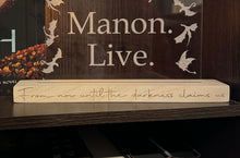 Load image into Gallery viewer, Live, Manon. Live Bookshelf Plaque; Throne of Glass Book Merch
